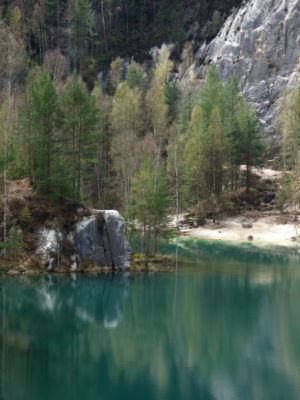 pak kolem zatopené pískovny