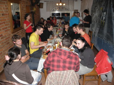 začátek kde jinde, než v hospodě :)
