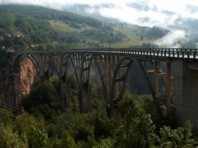 most přes řeku Taru