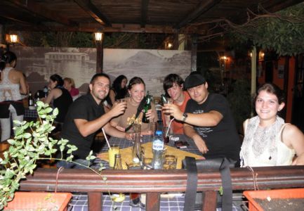 a čas do odjezdu nočního vlaku na Burgas strávili ve veselé společnosti