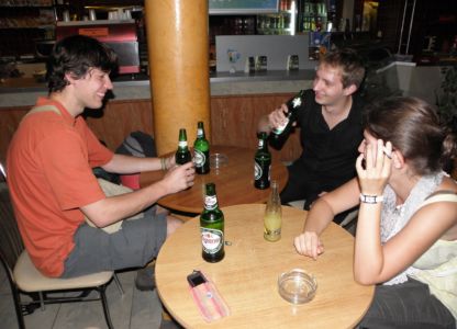 nakonec doprovod až do nádražky - klukům evidentně jedno pivko nestačí:)