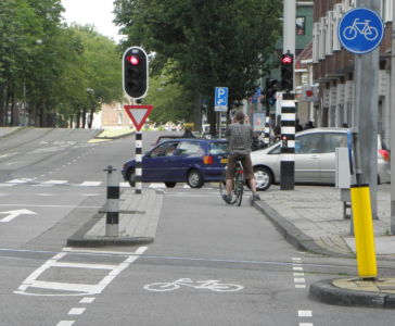 přes město