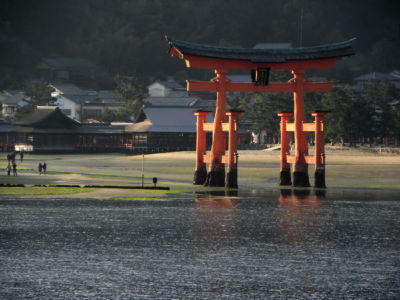 snad nejslavnější japonská brána tori v Myajimě (za odlivu)