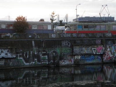 vyřazené tramvaje - domov pro místní hippíky