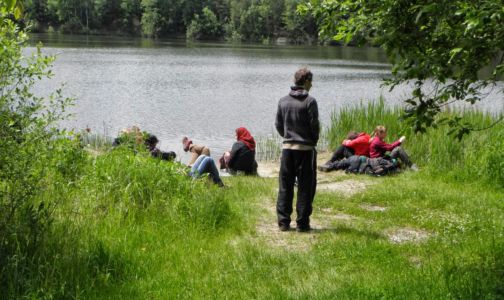polední pauza na břehu pískovny