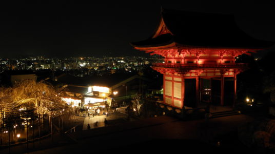 s výhledem na noční Kyoto