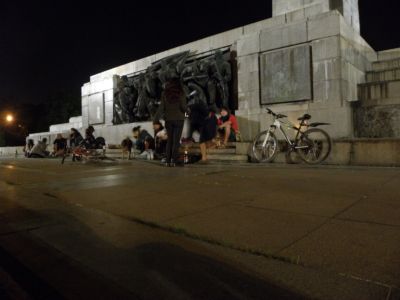 pivko v parku pod socialistickým pomníkem
