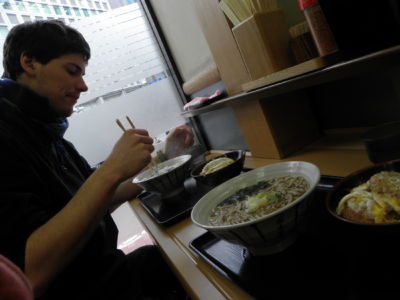 k obědu typický udon v jednom z místních bister...