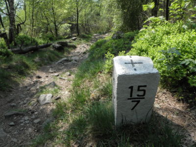 po hranicích